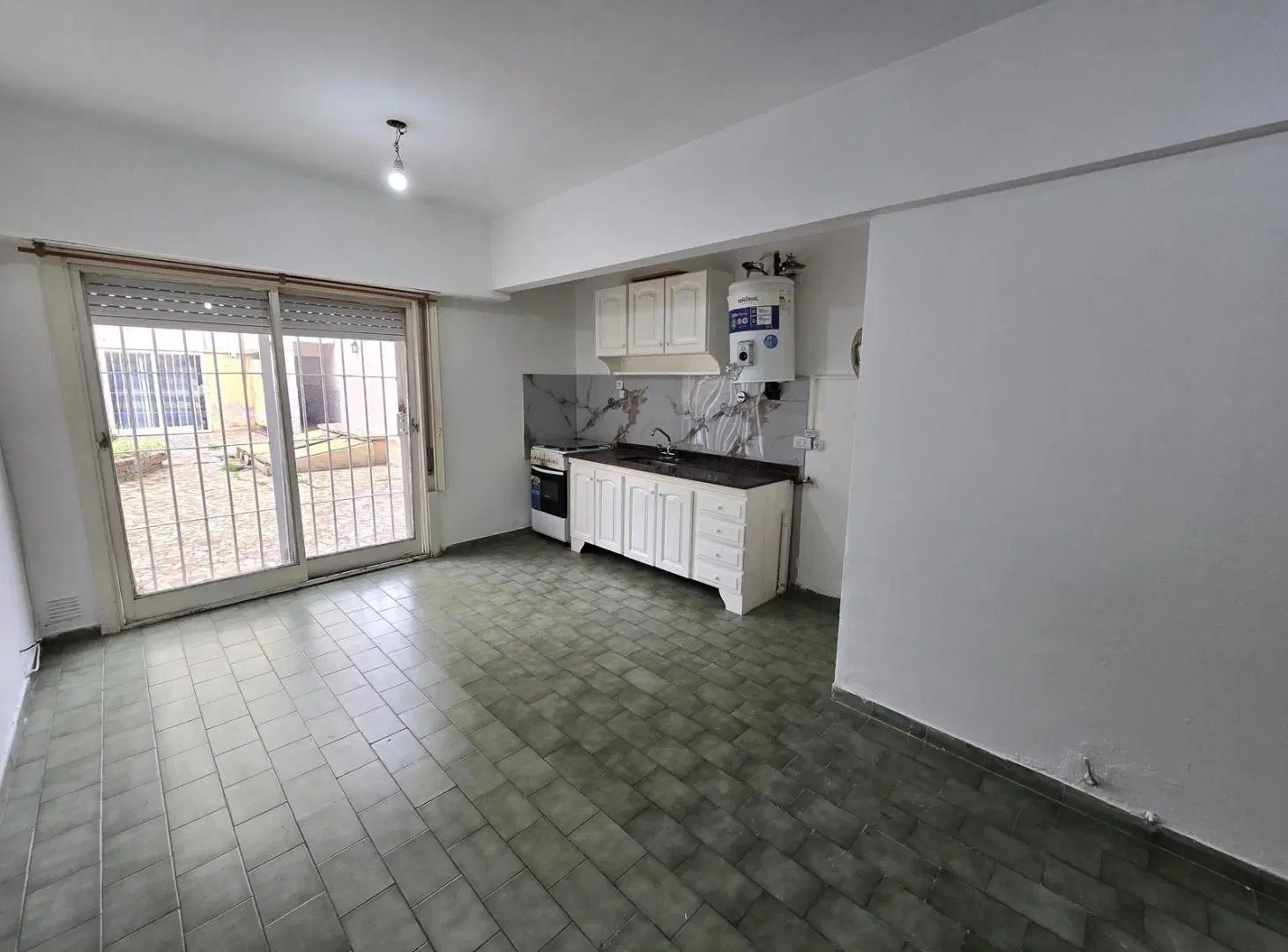 Venta depto 2 ambientes luminoso apto crédito Lomas de Zamora. 2