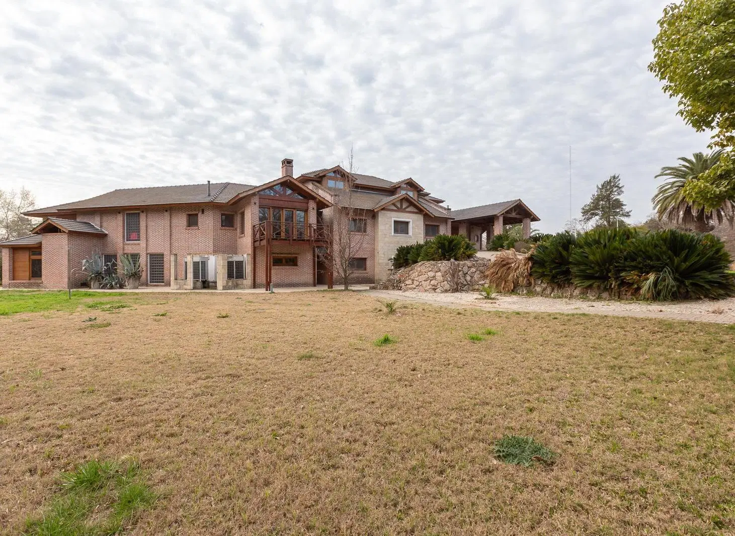 VENTA Pilar CASA de categoría 16 amb con 3 casas en el predio -  40mil m2 4
