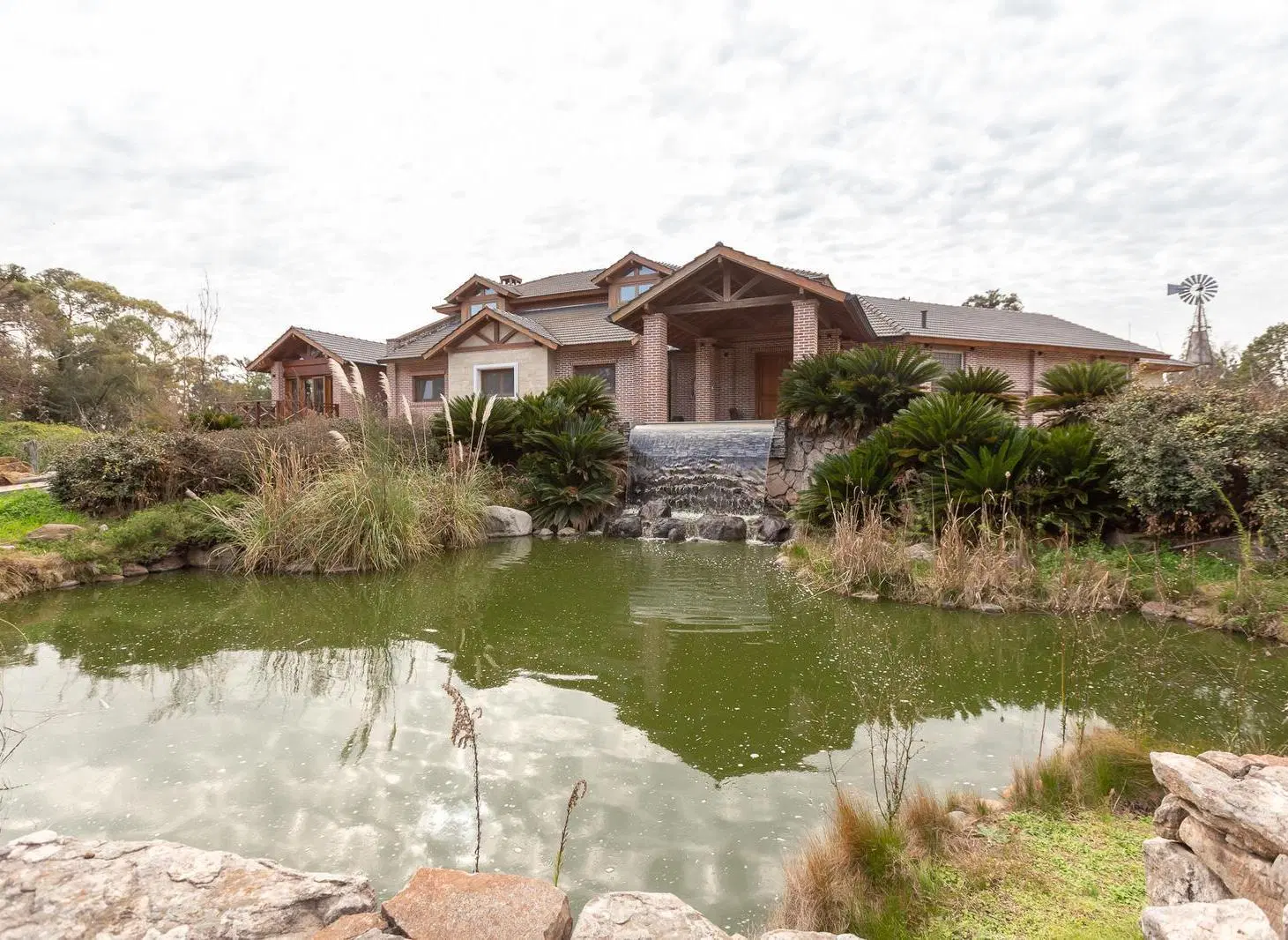 VENTA Pilar CASA de categoría 16 amb con 3 casas en el predio -  40mil m2 2