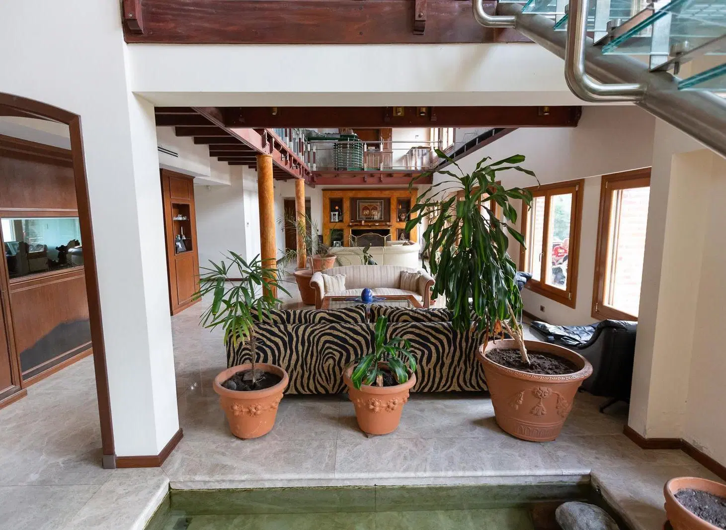 VENTA Pilar CASA de categoría 16 amb con 3 casas en el predio -  40mil m2 5