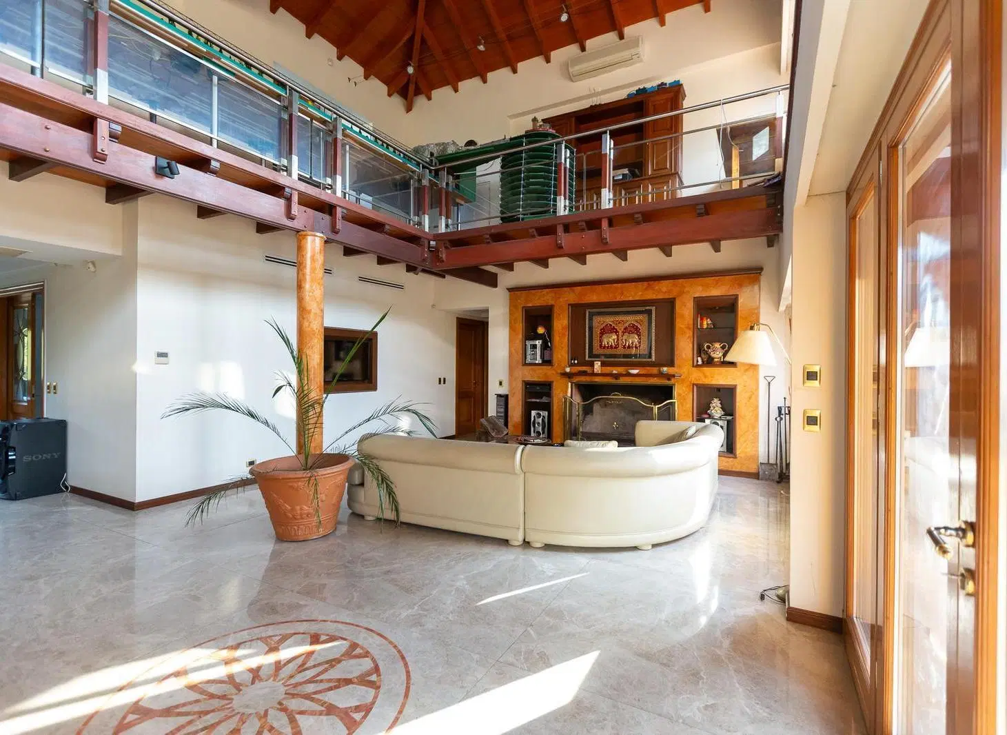 VENTA Pilar CASA de categoría 16 amb con 3 casas en el predio -  40mil m2 8