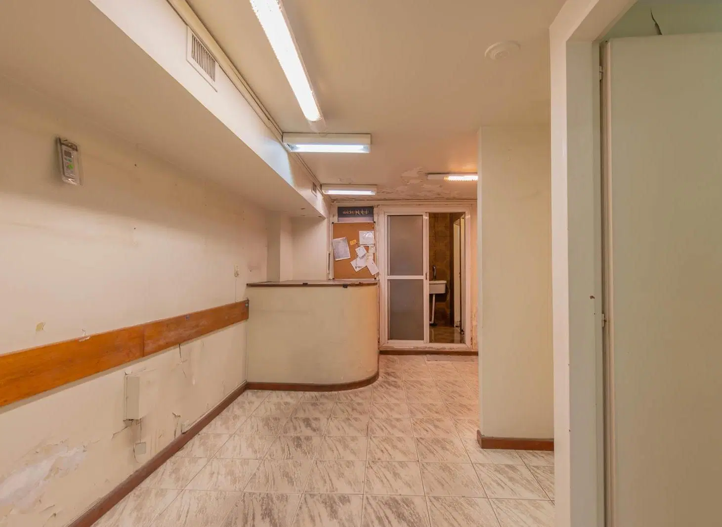 IMPORTANTE LOCAL EN RETIRO CON SUBSUELO Y OFICINAS 5