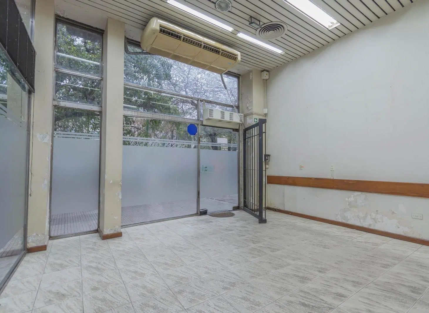 IMPORTANTE LOCAL EN RETIRO CON SUBSUELO Y OFICINAS 4