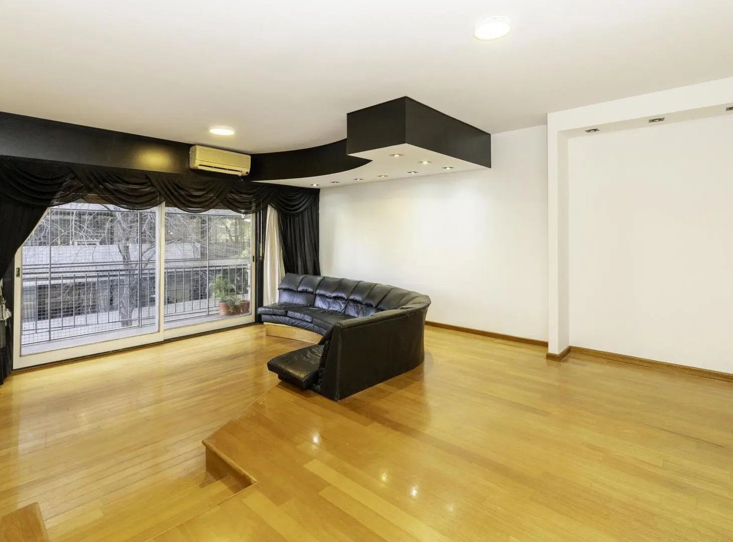 Venta depto 4 amb y depend y balcón Belgrano 4