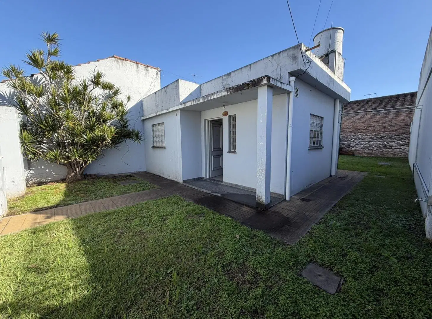Lote de 184 m² con casa a reciclar – gran potencial de modernización – Temperley 2