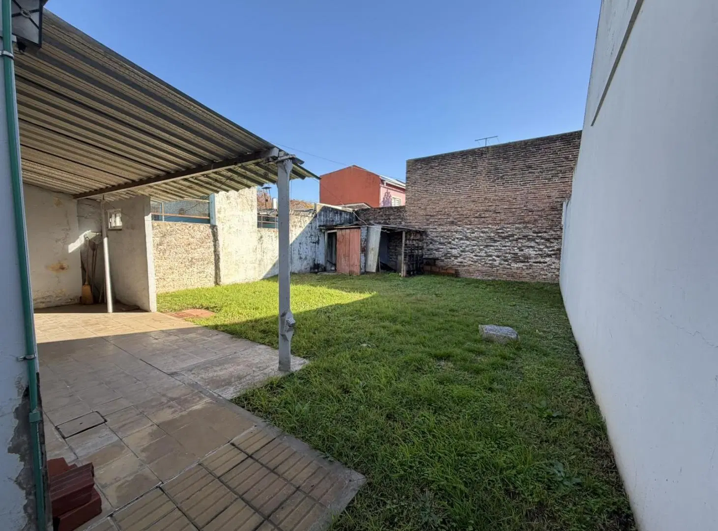 Lote de 184 m² con casa a reciclar – gran potencial de modernización – Temperley 4