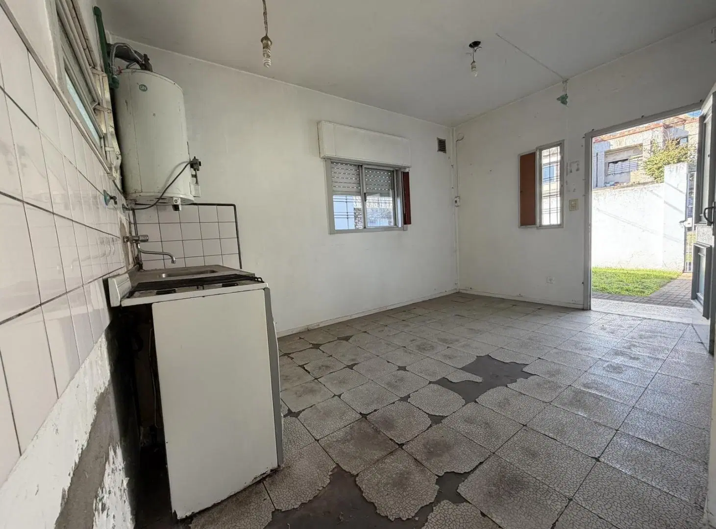 Lote de 184 m² con casa a reciclar – gran potencial de modernización – Temperley 8