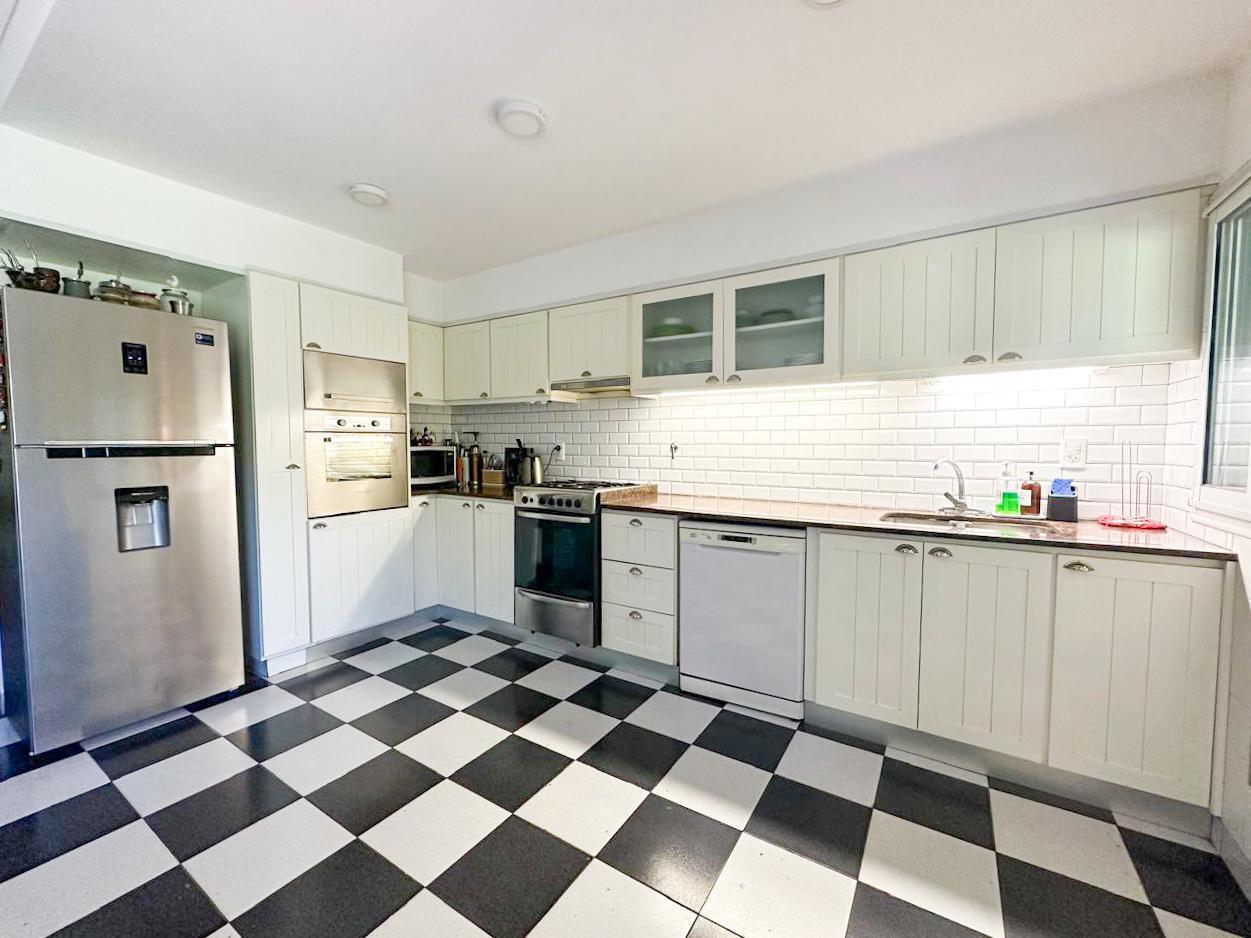 Foto de VENTA CASA 6 AMB 2 PLANTAS LUMINOSA PILETA, JARDIN, PARRILLA OLIVOS, imagen 1
