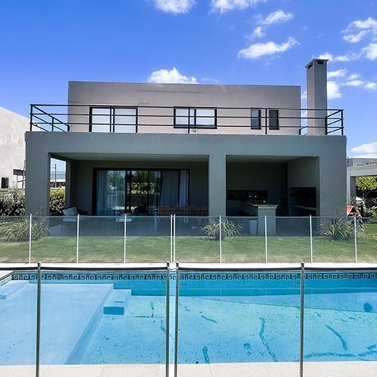 VENTA DE CASA 5 AMBIENTES CON PILETA JARDIN Y GALERIA EN PUERTOS BARRIO ACACIAS