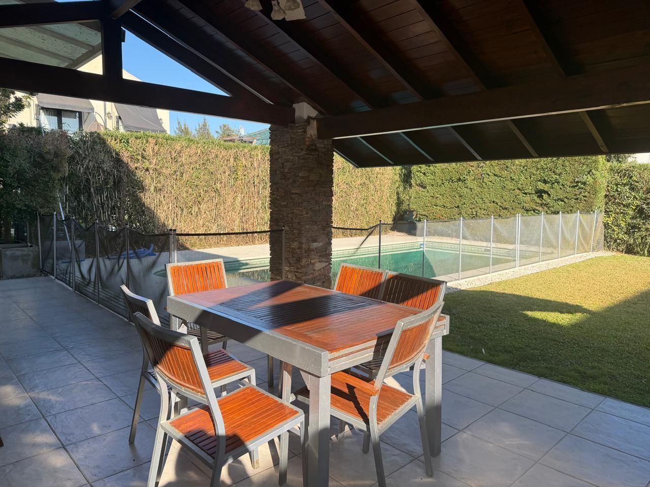 Foto de CASA EN COUNTRY GOLF "EL SOSIEGO"- 4 DORMITORIOS -AMPLIO JARDIN y PILETA, imagen 1
