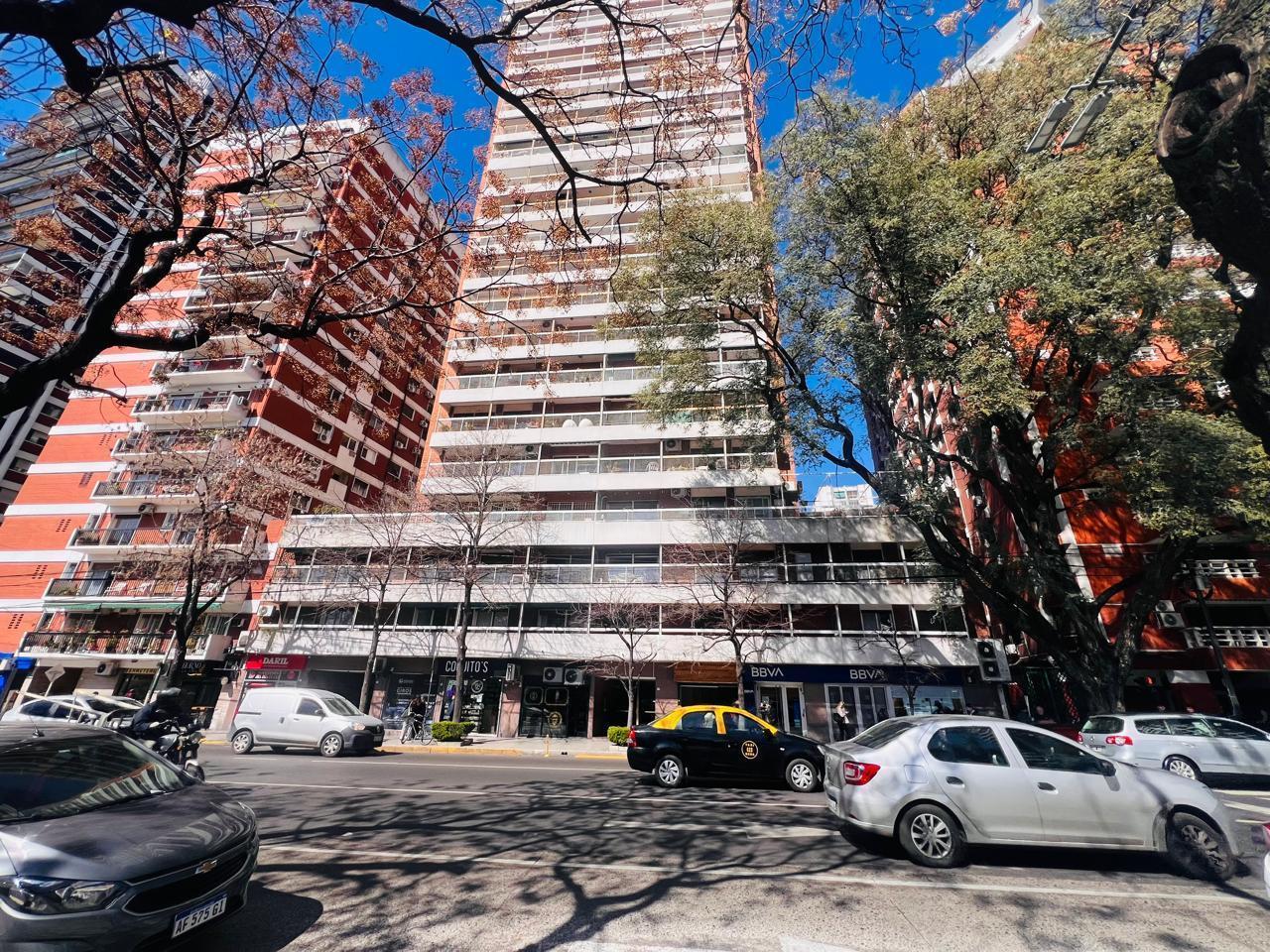 Foto de Exclusivo 3 ambientes piso alto con dependencia, cochera y baulera, imagen 2