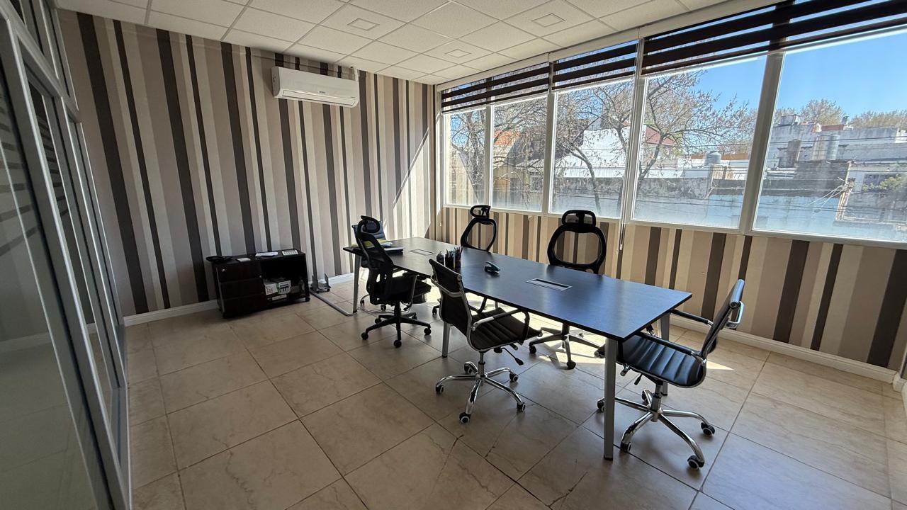 Foto de Venta Oficinas en dos plantas mas local y gran deposito, Parque, imagen 4