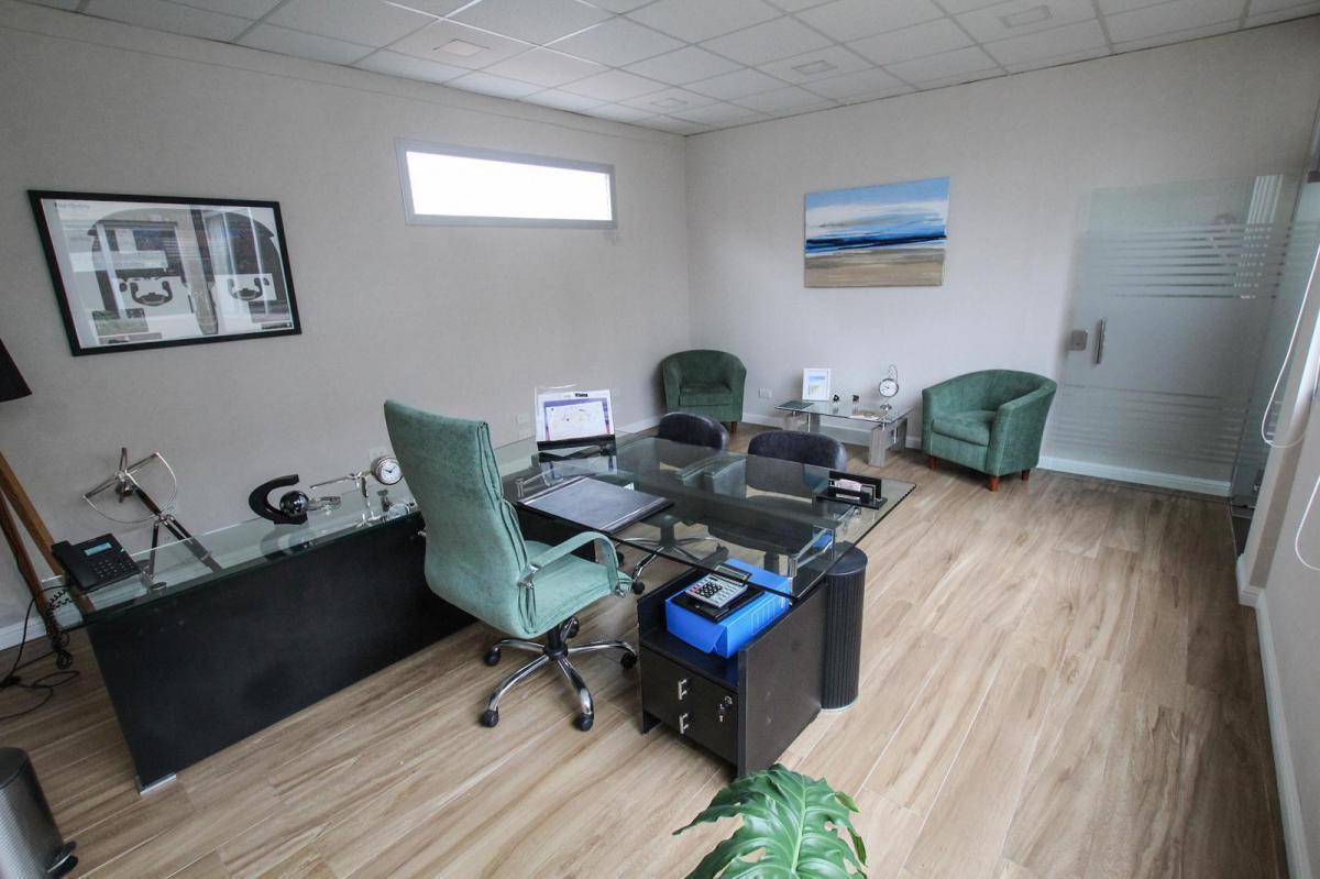 Foto de Venta Oficinas en dos plantas mas local y gran deposito, Parque, imagen 2