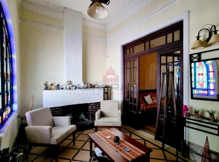Casa en  venta - 2 baños ,4 dormitorios, escritorio, azotea 5