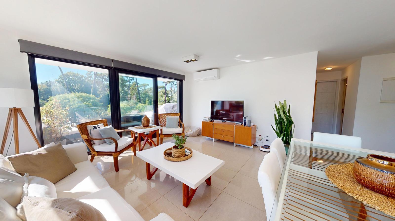 Apartamento en Punta del Este. 2 dormitorios y cochera