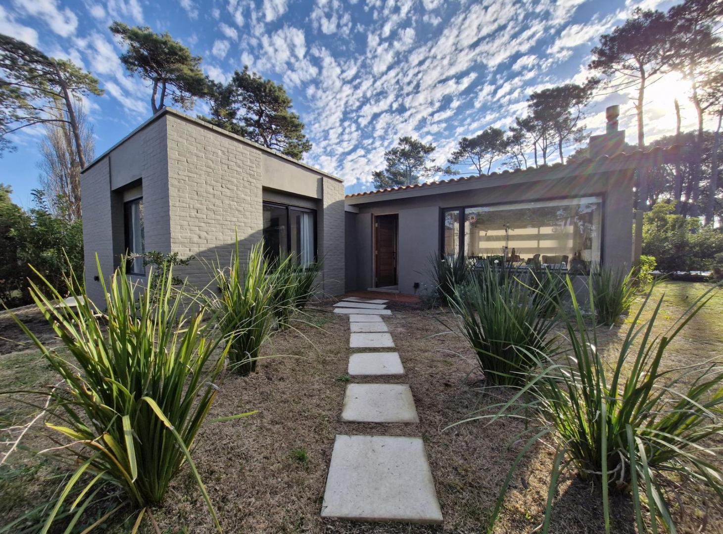 Casa en Punta del Este. 3 dormitorios y garaje. Reciclada