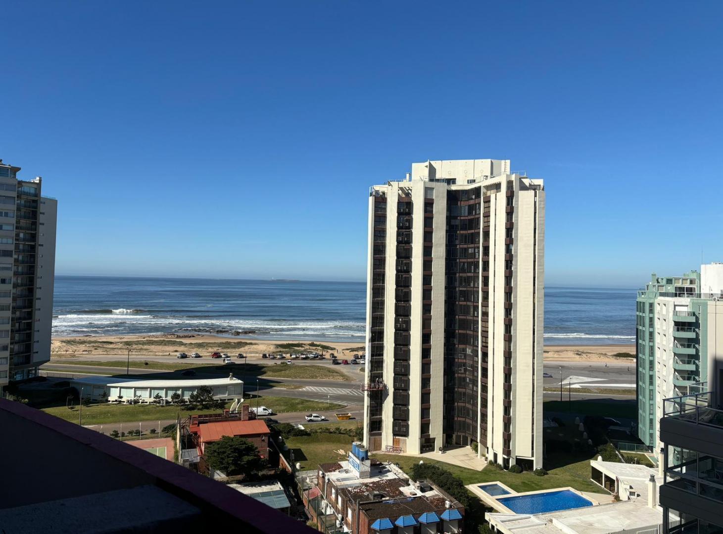 Apartamento - Punta del Este. 2 dormitorios, garaje y vista al mar