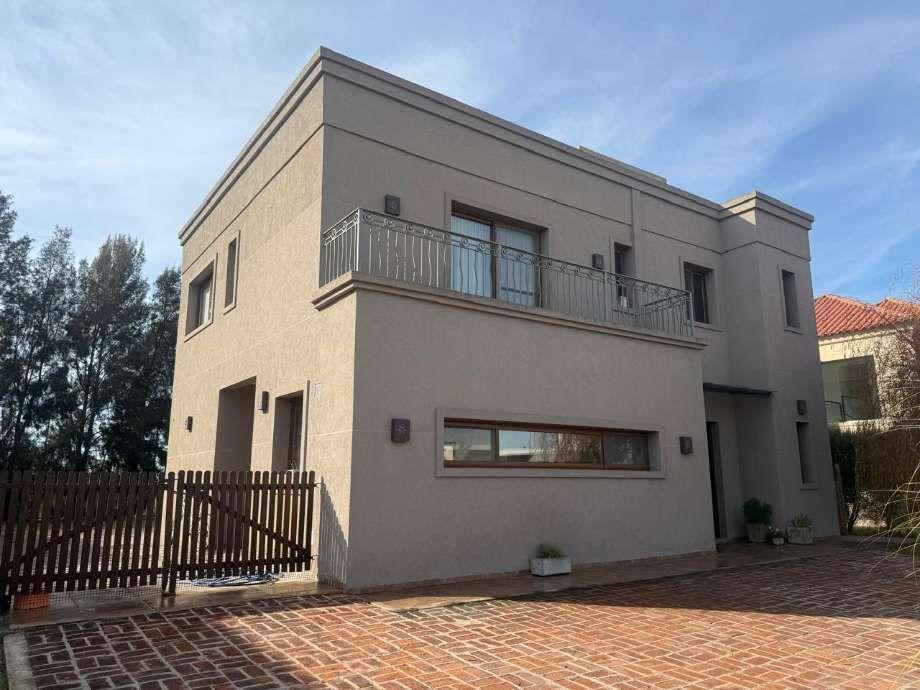 Casa 4 ambientes. | calle 47 al 6700