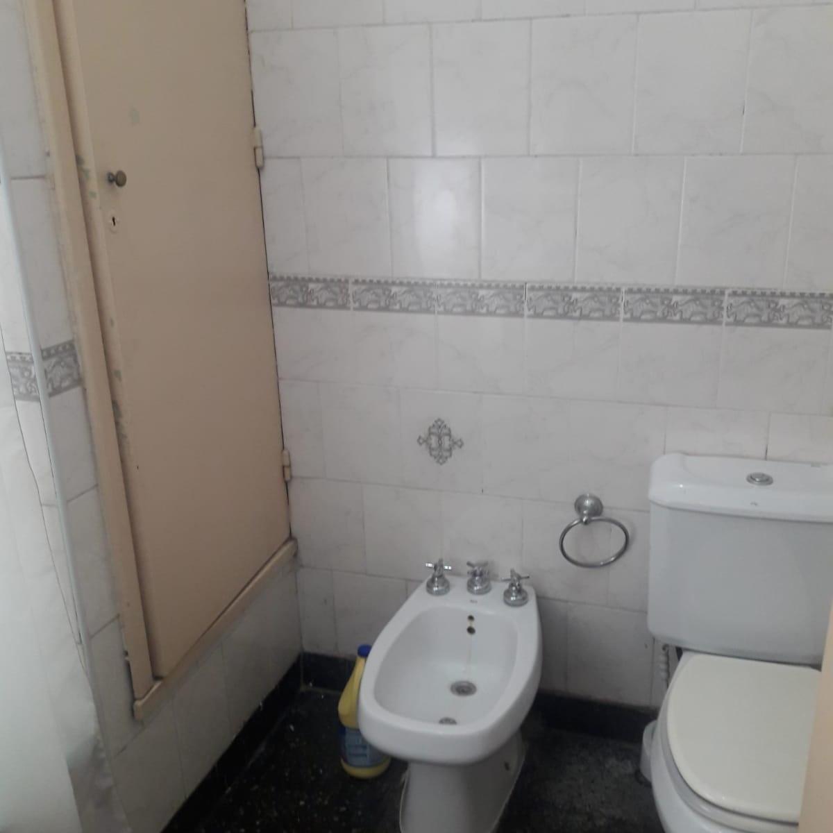 Foto de Oportunidad AMPLIO CHALET 3 DORMITORIOS SOBRE H. YRIGOYEN 7600, imagen 4