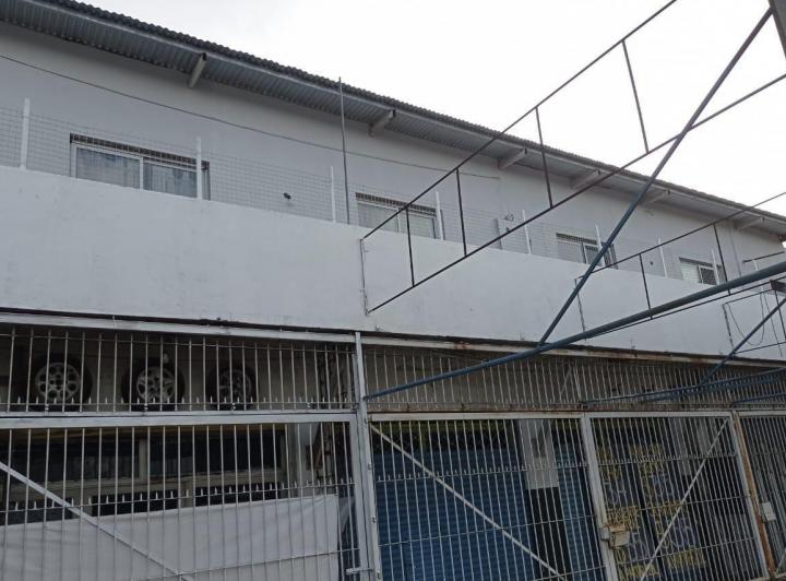 ESQUINA CON LOCALES COMERCIALES Y DEPTO EN PLANTA ALTA 3