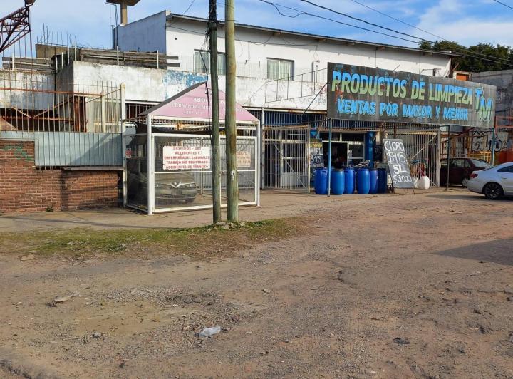 ESQUINA CON LOCALES COMERCIALES Y DEPTO EN PLANTA ALTA 2