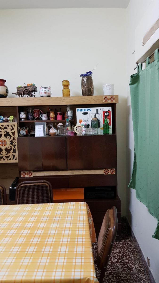 CASA DE 3 AMB. C/ AMPLIO SECTOR LIBRE EN OCHAVA, COCHERA ó AMPLIO FONDO LIBRE.-