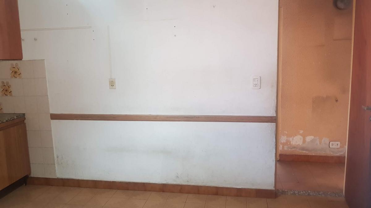 CASA EN 2 PLANTAS, IDEAL 2 FAMILIAS, COCHERA Y SECTOR LIBRE AL FONDO !!