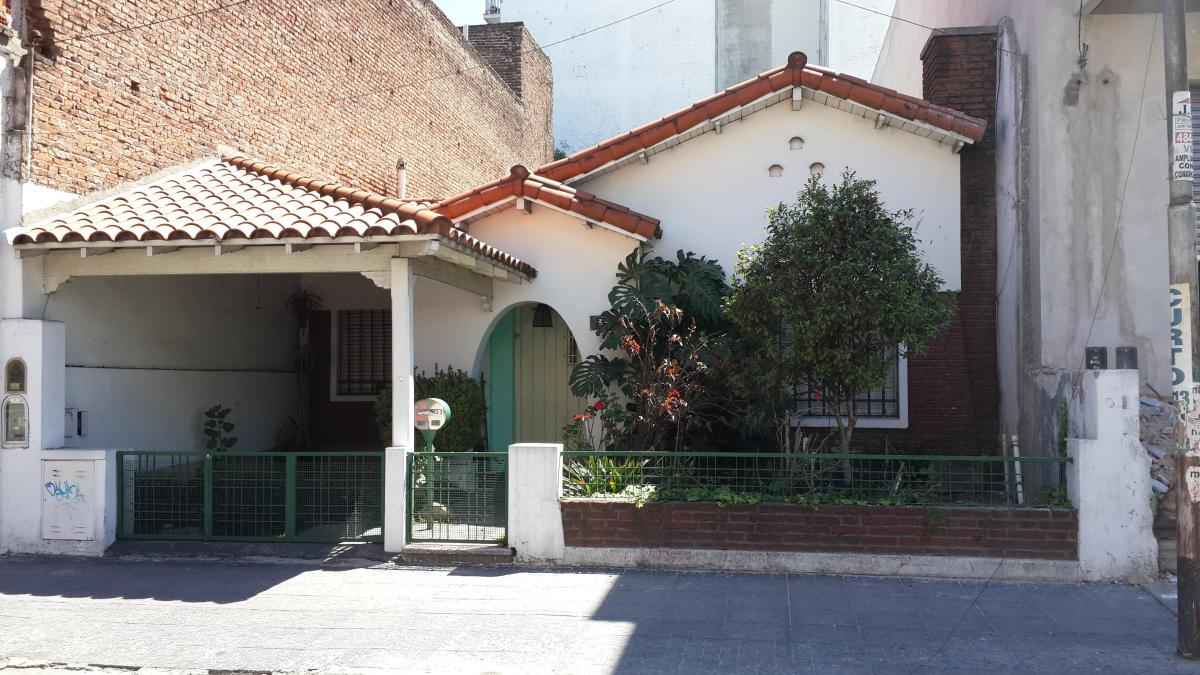 CHALET 3 AMBIENTES EN PLENA ZONA CENTRICA DE CASEROS