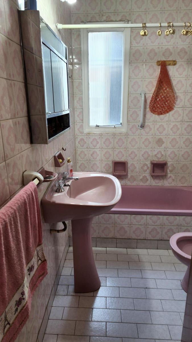 EXCELENTE SEMIPISO 3 AMBIENTES CON BALCÓN CORRIDO, PLENO CENTRO DE CASEROS.