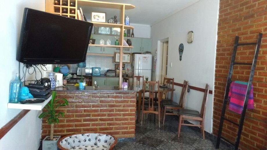 CASA EN 2 PLANTAS CON GARAGE, 5 AMB. Y PATIO TERRAZA C/ BALCON CORRIDO AL FRENTE