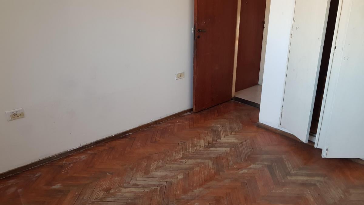 DEPARTAMENTO EN 1ER. PISO UNICO, 3 AMB. CON BALCON A LA CALLE, MUY BUEN ESTADO!!