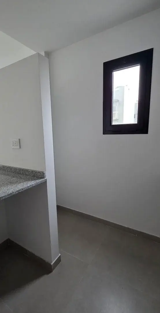 DEPARTAMENTO 2 AMB CON BALCON, NUEVO A ESTRENAR !!!!!!! PLENO CENTRO COMERCIAL DE CASEROS !!!! 4