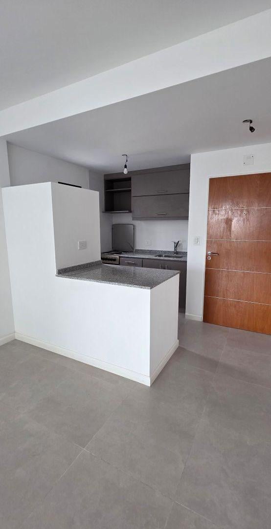 DEPARTAMENTO 2 AMB CON BALCON, NUEVO A ESTRENAR, PLENO CENTRO COMERCIAL DE CASEROS !!!!