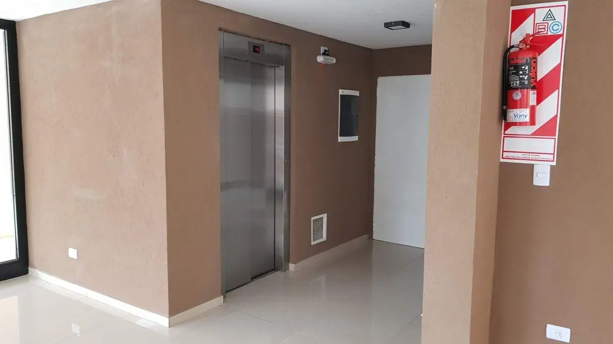 EXCELENTE SEMIPISO DE CATEGORIA, 3 AMB, 2 BAÑOS, BALCON CORRIDO Y LIVING COMEDOR TOTALMENTE VIDRIADO 5