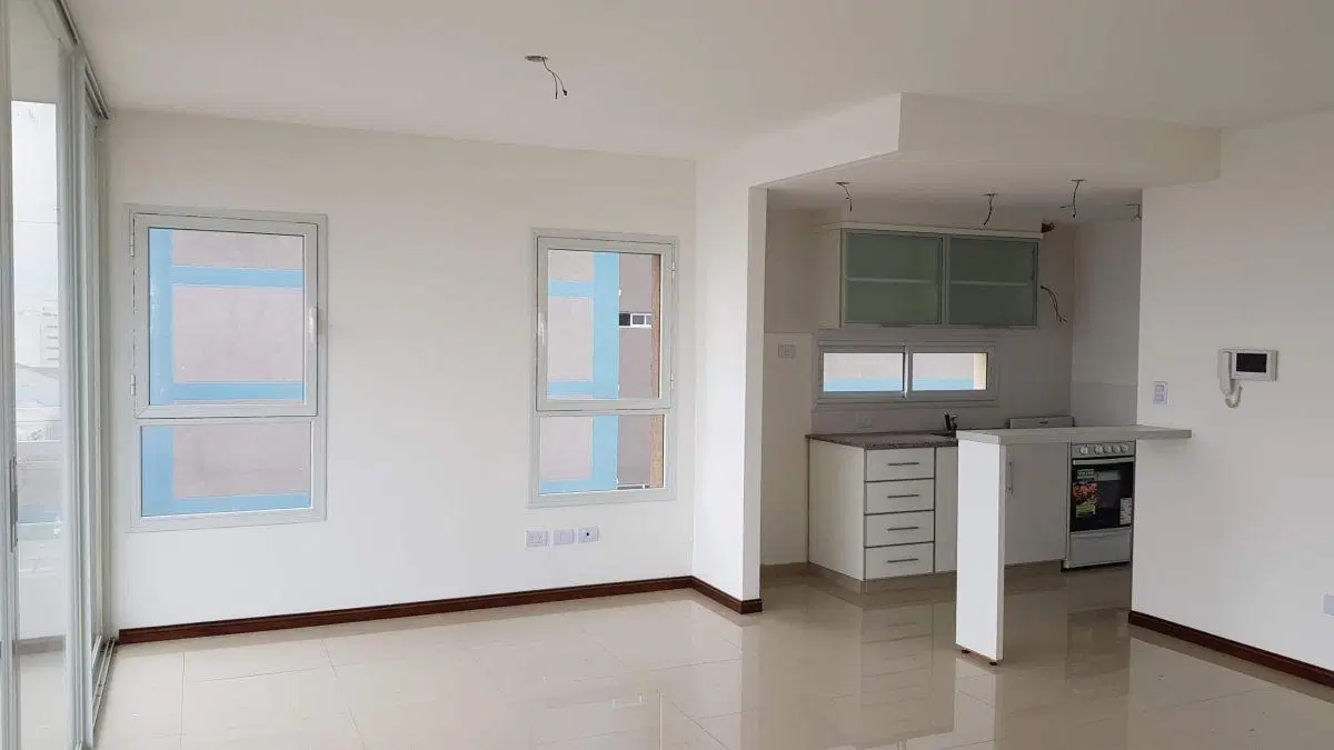 EXCELENTE SEMIPISO DE CATEGORIA, 3 AMB, 2 BAÑOS, BALCON CORRIDO Y LIVING COMEDOR TOTALMENTE VIDRIADO 4