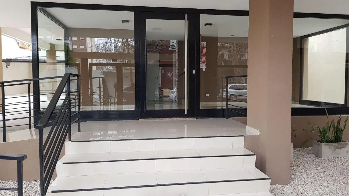 EXCELENTE SEMIPISO DE CATEGORIA, 3 AMB, 2 BAÑOS, BALCON CORRIDO Y LIVING COMEDOR TOTALMENTE VIDRIADO 1