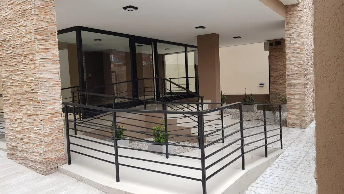 EXCELENTE SEMIPISO DE CATEGORIA, 3 AMB, 2 BAÑOS, BALCON CORRIDO Y LIVING COMEDOR TOTALMENTE VIDRIADO 3