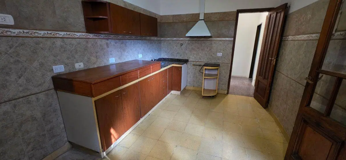 DEPARTAMENTO TIPO CASA POR PASILLO INTERNO AL MEDIO DE 3 AMBIENTES CON PATIO DESCUBIERTO PROPIO. SIN 2