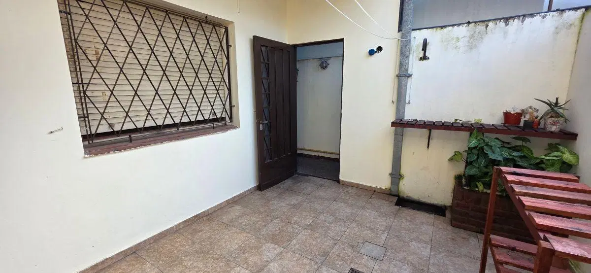 DEPARTAMENTO TIPO CASA POR PASILLO INTERNO AL MEDIO DE 3 AMBIENTES CON PATIO DESCUBIERTO PROPIO. SIN 3