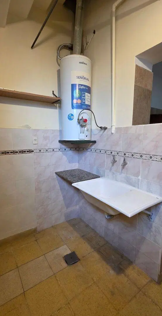 DEPARTAMENTO TIPO CASA POR PASILLO INTERNO AL MEDIO DE 3 AMBIENTES CON PATIO DESCUBIERTO PROPIO. SIN 4