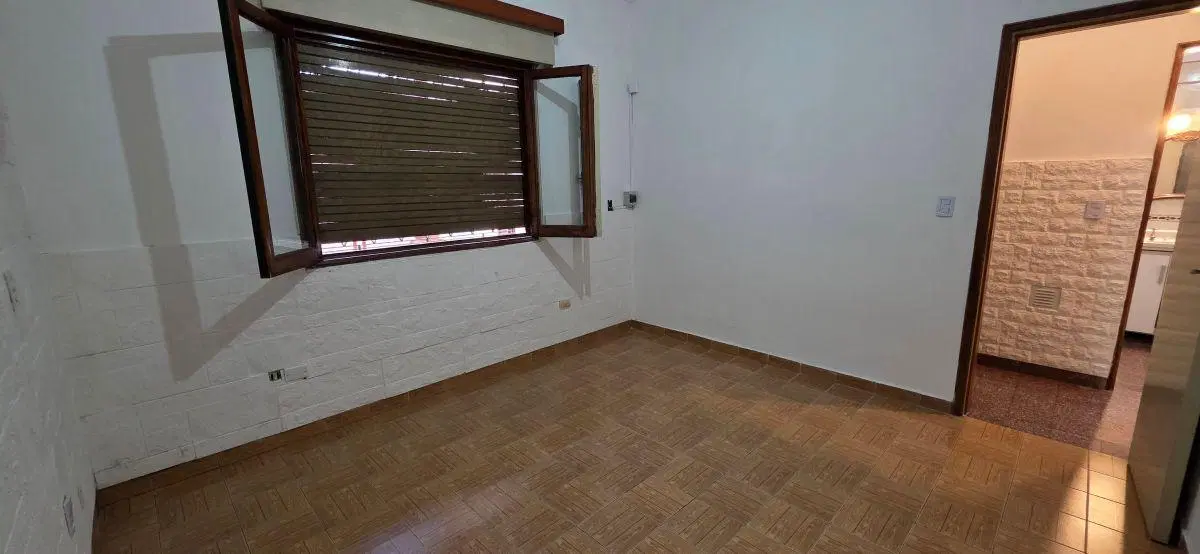 DEPARTAMENTO TIPO CASA POR PASILLO INTERNO AL MEDIO DE 3 AMBIENTES CON PATIO DESCUBIERTO PROPIO. SIN 8