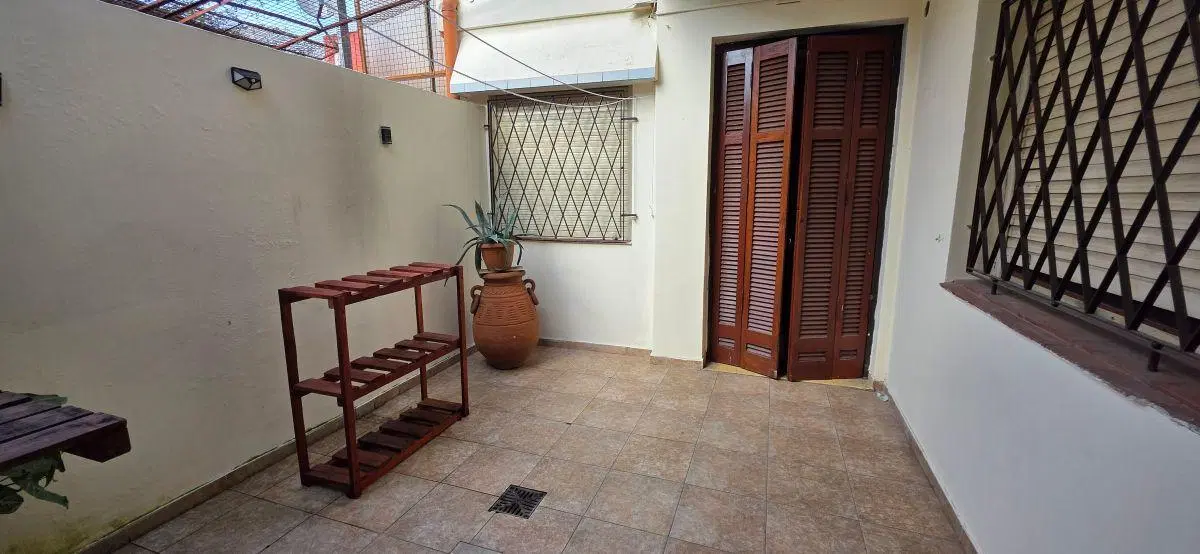 DEPARTAMENTO TIPO CASA POR PASILLO INTERNO AL MEDIO DE 3 AMBIENTES CON PATIO DESCUBIERTO PROPIO. SIN 5