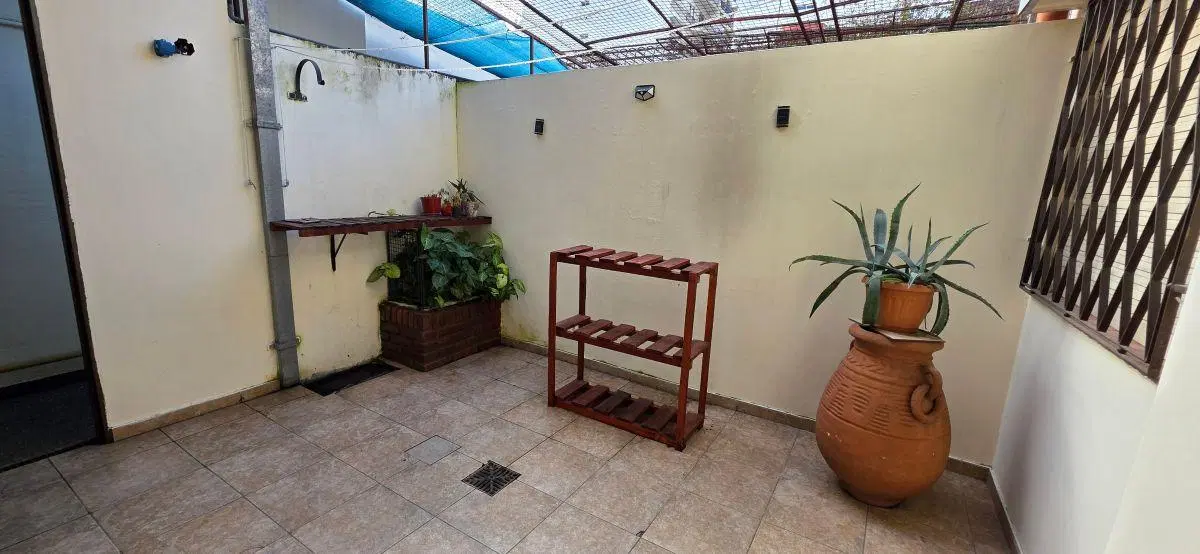 DEPARTAMENTO TIPO CASA POR PASILLO INTERNO AL MEDIO DE 3 AMBIENTES CON PATIO DESCUBIERTO PROPIO. SIN 1
