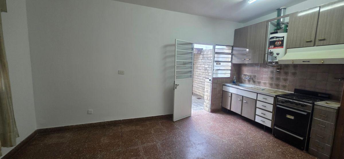 Foto de CASA 3 AMBIENTES CON PATIO Y PARRILLA, MUY BUENA ILUMINACIÓN NATURAL !!!, imagen 2