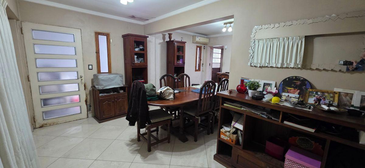 Foto de CASA EN 2 PLANTAS CON JARDIN, COCHERA PARA VARIOS AUTOS, 6 AMBIENTES, 2, imagen 2