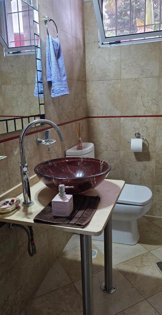 Foto de CASA EN 2 PLANTAS CON JARDIN, COCHERA PARA VARIOS AUTOS, 6 AMBIENTES, 2, imagen 3