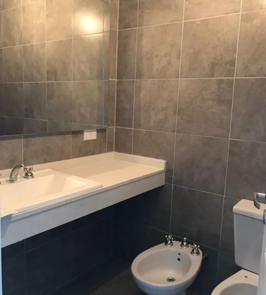 Monoambiente con Cochera Apto Profesional Zona Centrica // 2da Rivadavia 15.735 4