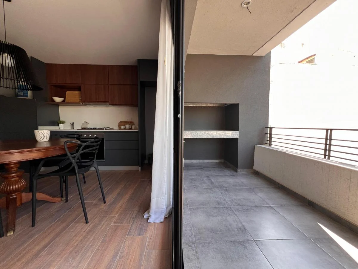 SEMIPISO DE 2 AMBIENTES DE CATEGORIA CON COCHERA // ESMERALDA 425