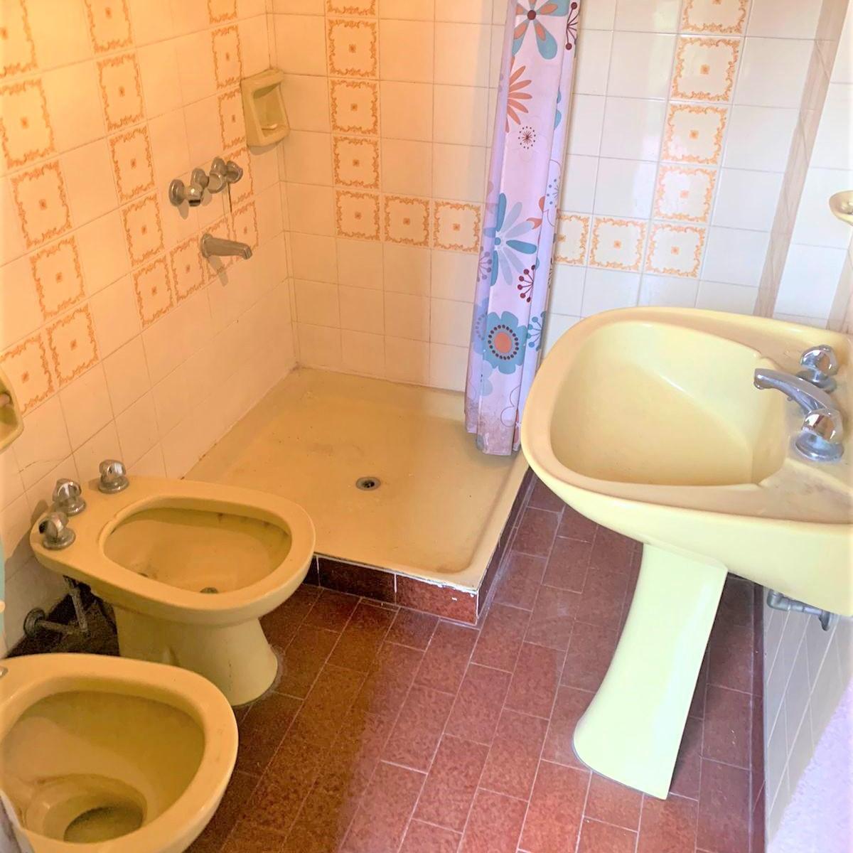 Foto de CASA 7 AMBIENTES 7,60 X 25 // LARREA 263, imagen 4