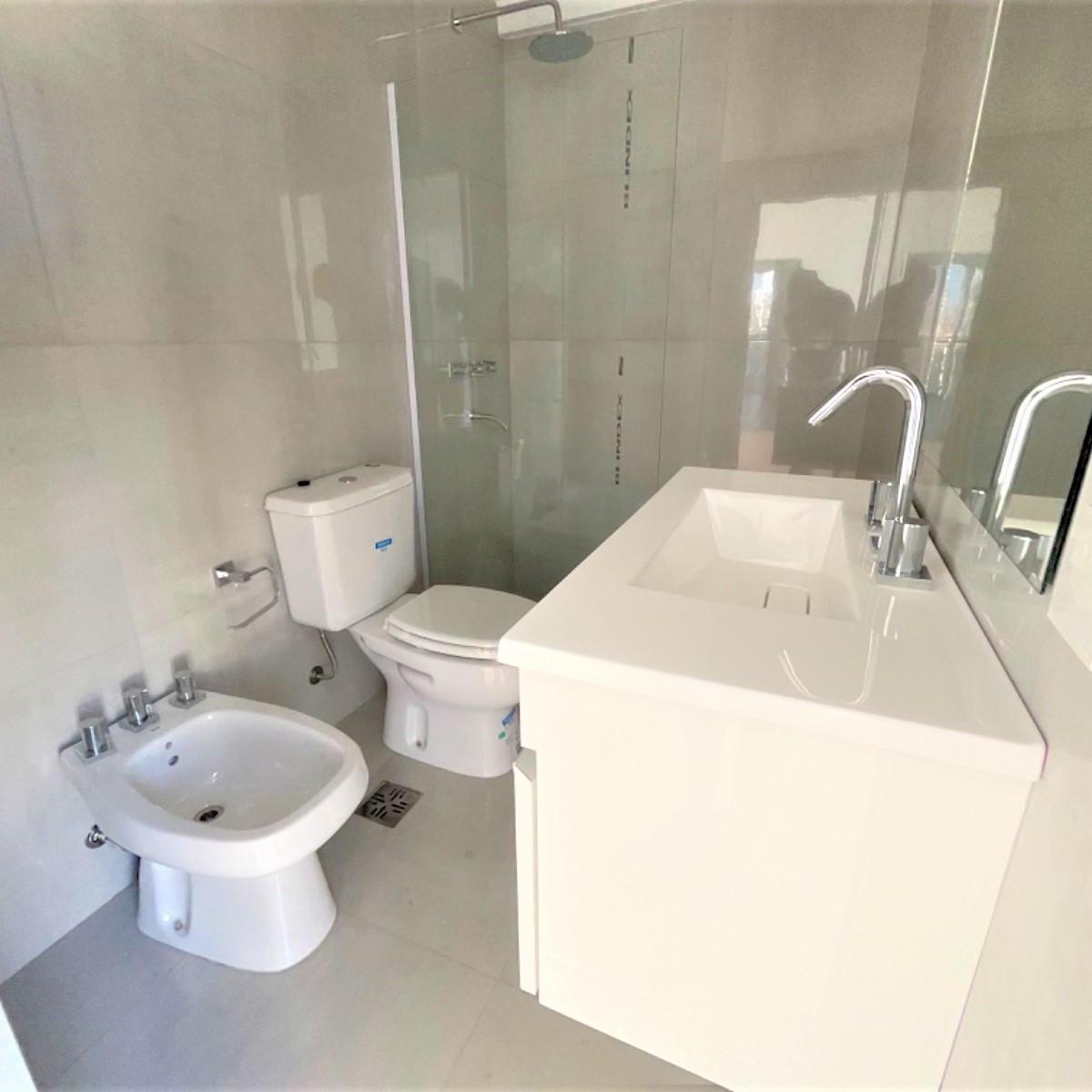 DEPTO 2 AMB - DORMITORIO EN SUITE - COCHERA - CENTRICO // AV. GRAL. SAN MARTIN 200